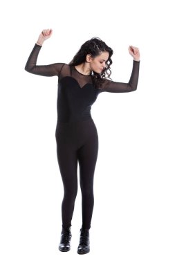 Beyaz arka planda izole genç insanlar komik pozlar veriyorlar..