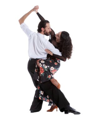 Beyaz arka planda izole genç insanlar komik pozlar veriyorlar..