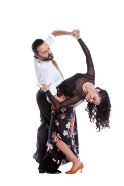 Beyaz arka planda izole genç insanlar komik pozlar veriyorlar..