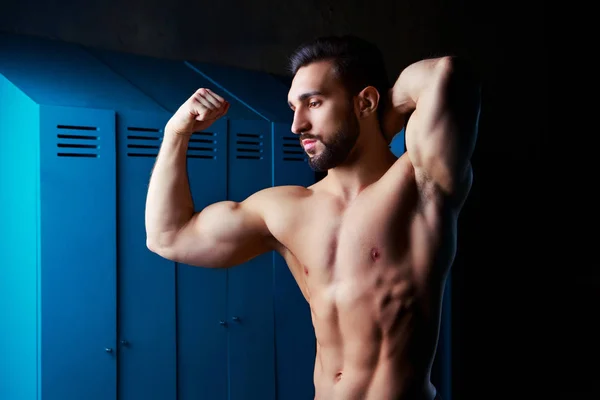 Hombre atlético musculoso guapo en el vestuario — Foto de Stock