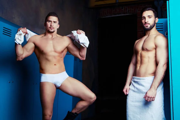 Deux Beaux Hommes Musclés Après Entraînement Douche Dans Vestiaire — Photo