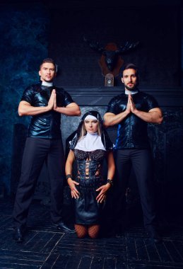 güzel genç sarışın striptiz dansçısı iki erkek, bir rahibe gibi giyinmiş iç rahip gibi giyinmiş