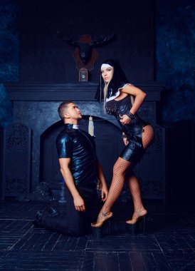 güzel genç sarışın striptiz dansçısı olan bir adam, bir rahibe gibi giyinmiş olarak rahip, iç giyinmiş