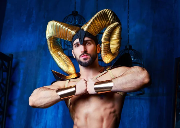 Musculoso Bonito Homem Vestindo Traje Palco Com Grandes Chifres Dourados — Fotografia de Stock