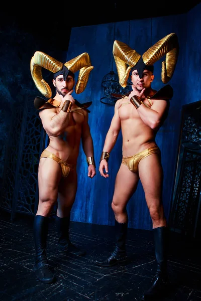 Deux Beaux Hommes Musclés Portant Costume Scène Avec Grandes Cornes — Photo