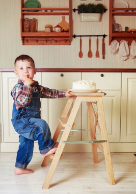 bebek evde mum ile büyük bir pasta ile mutfakta