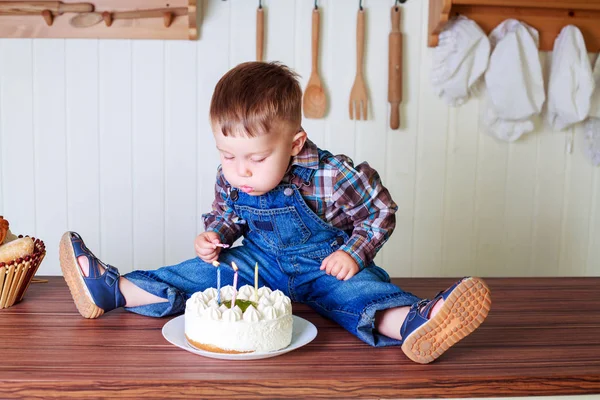 Bebek Evde Mum Ile Büyük Bir Pasta Ile Mutfakta — Stok fotoğraf