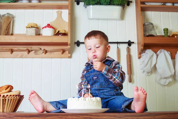 大きなケーキの蝋燭とキッチンで家庭で赤ちゃん — ストック写真