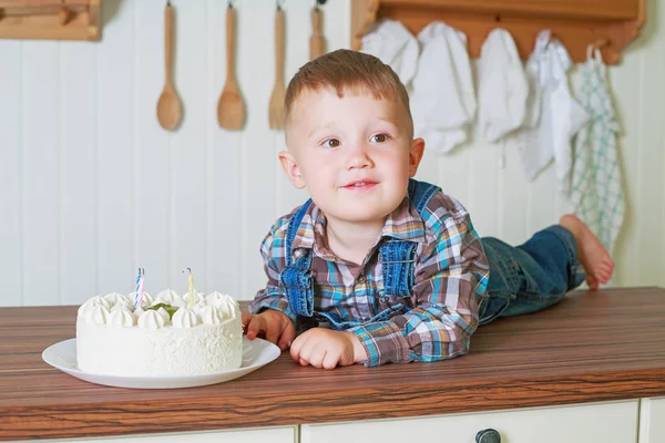 孩子在家里在厨房里用蜡烛大蛋糕 — 图库照片