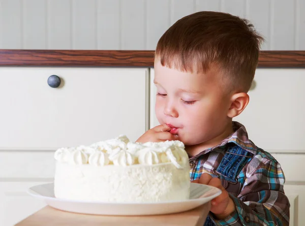 Bambino Casa Cucina Con Una Grande Torta Con Candele — Foto Stock