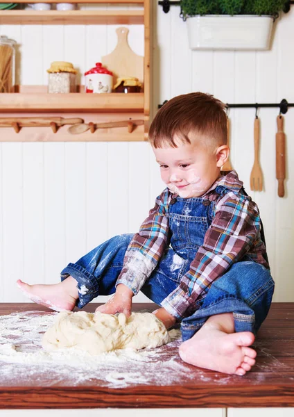 Bébé Maison Dans Cuisine Avec Pâte Farine Sur Table — Photo