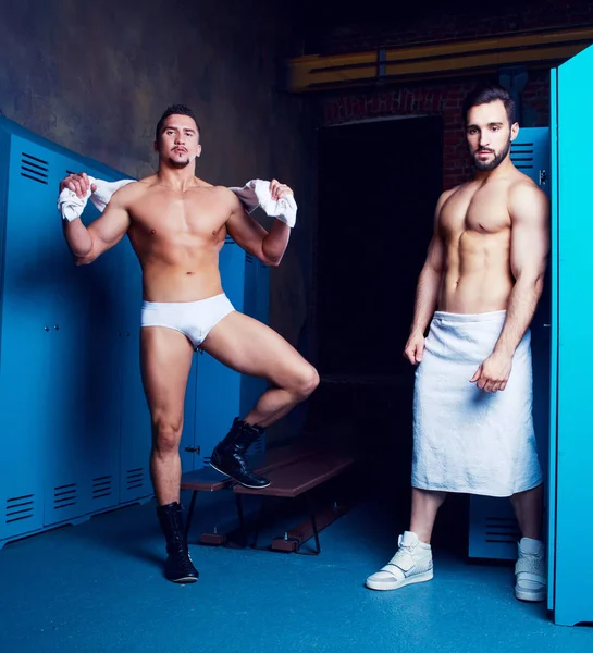 Dos Hombres Guapos Musculosos Después Del Entrenamiento Ducha Vestuario — Foto de Stock