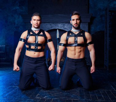  Rahip gibi iç giymiş yakışıklı striptiz dansçılar