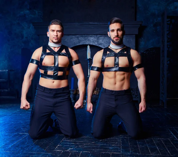  Rahip gibi iç giymiş yakışıklı striptiz dansçılar