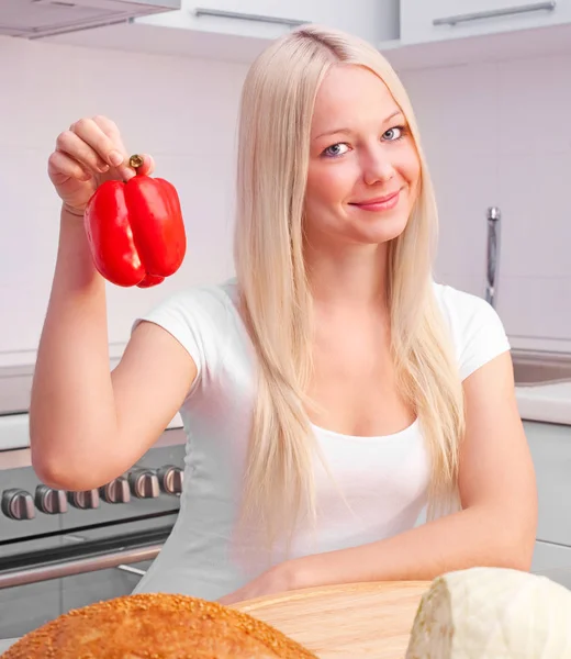 Piękna Młoda Blond Kobieta Jedzenie Papryki Domu Kuchni — Zdjęcie stockowe