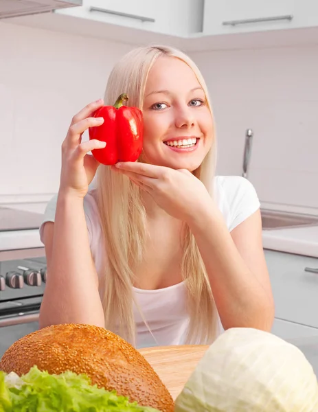 Mooie Jonge Blonde Vrouw Eten Thuis Keuken — Stockfoto