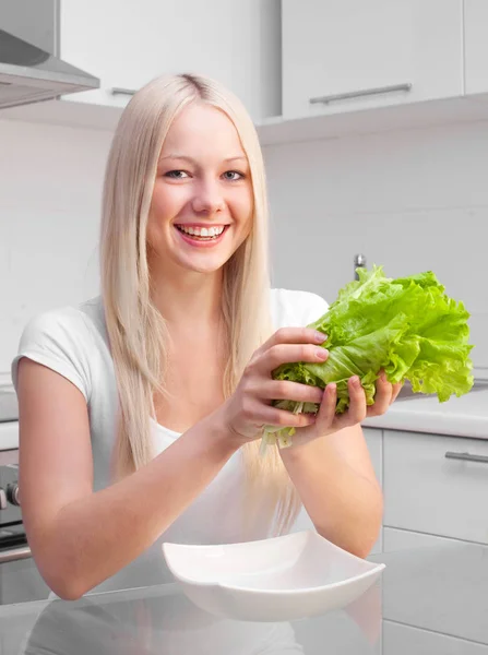 Mooie Jonge Blonde Vrouw Salade Thuis Eten Keuken — Stockfoto