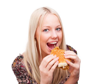 Beyaz arka plan karşı izole bir hamburger, güzel genç sarışın kadınla