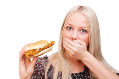 güzel korkmuş genç sarışın bir kadınla karşı beyaz arka plan izole bir burger