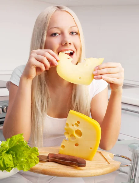 Mooie Jonge Vrouw Die Het Eten Van Kaas Thuis Keuken — Stockfoto