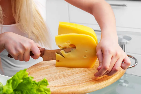 Mãos Uma Jovem Mulher Comendo Queijo Casa Cozinha — Fotografia de Stock