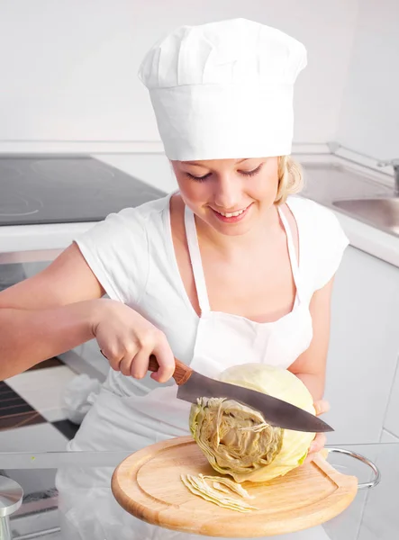 Schöne Junge Frau Schneidet Kohl Hause Der Küche — Stockfoto