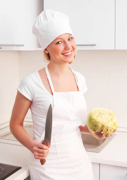 Bela Jovem Mulher Cortando Repolho Casa Cozinha — Fotografia de Stock