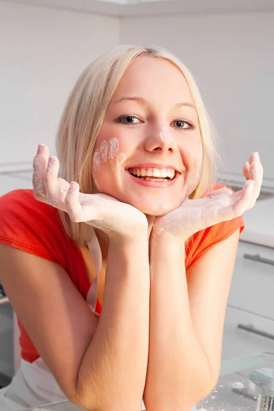 Hermosa Mujer Joven Haciendo Masa Casa Cocina — Foto de Stock