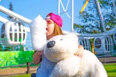 pamuk şeker açık lunapark yaz yemek mutlu küçük kız