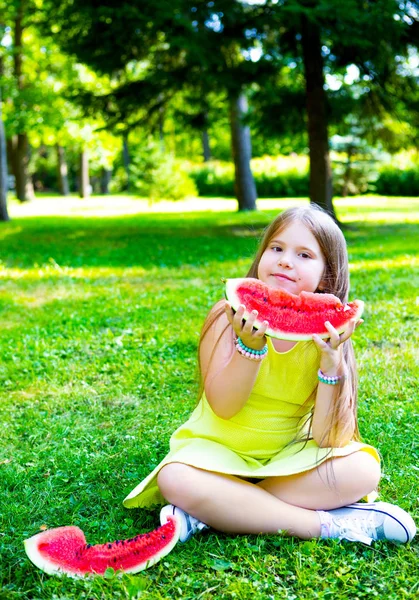 Gelukkig Klein Meisje Watermeloen Buiten Eten Zomer Park — Stockfoto