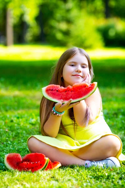 Glückliches Kleines Mädchen Isst Wassermelone Draußen Sommerpark — Stockfoto