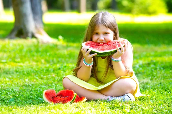 Lycklig Liten Flicka Äter Vattenmelon Utomhus Parken Sommaren — Stockfoto