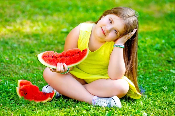 Gelukkig Klein Meisje Watermeloen Buiten Eten Zomer Park — Stockfoto
