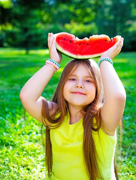 Glückliches Kleines Mädchen Isst Wassermelone Draußen Sommerpark — Stockfoto