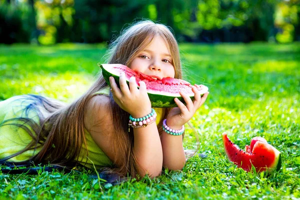 Gelukkig Klein Meisje Watermeloen Buiten Eten Zomer Park — Stockfoto