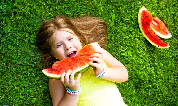 Gelukkig Klein Meisje Watermeloen Buiten Eten Zomer Park — Stockfoto