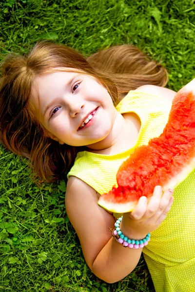 Gelukkig Klein Meisje Watermeloen Buiten Eten Zomer Park — Stockfoto