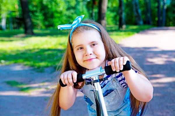 Felice Bambina Cavalcando Uno Scooter All Aperto Nel Parco Estivo — Foto Stock