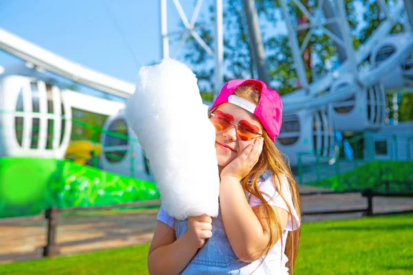 Pamuk Şeker Açık Lunapark Yaz Yemek Mutlu Küçük Kız — Stok fotoğraf