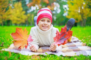 onun elinde sarı yaprakları ile sonbahar parkta mutlu çocuk