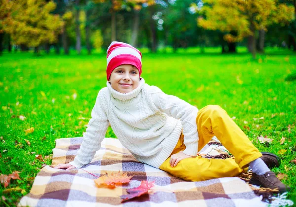 Sonbahar Park Yeşil Çim Sarı Yapraklar Ile Mutlu Sevimli Çocuk — Stok fotoğraf