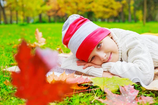 Niño Lindo Feliz Parque Otoño Con Hierba Verde Hojas Amarillas — Foto de Stock