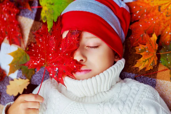 Felice Ragazzo Carino Nel Parco Autunnale Con Erba Verde Foglie — Foto Stock