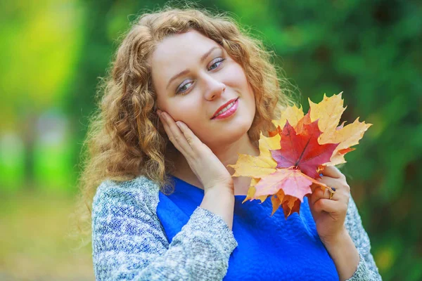 Krásná Mladá Plussize Model Dlouhými Kudrnatými Vlasy Podzimní Park — Stock fotografie