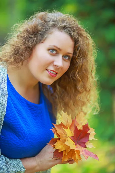 美丽的年轻 Plussize 模型在秋天公园长的卷曲的头发 — 图库照片