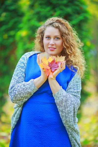 Vackra Unga Plussize Modell Med Långt Lockigt Hår Höst Park — Stockfoto