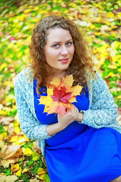 美丽的年轻 Plussize 模型在秋天公园长的卷曲的头发 — 图库照片
