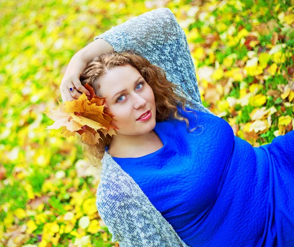 Beautiful Young Plussize Model Long Curly Hair Autumn Park — Stock Photo, Image