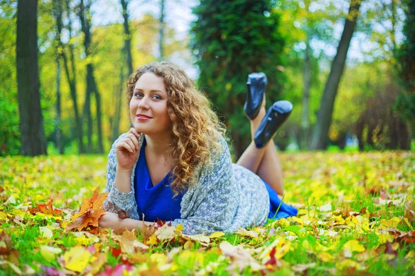 Piękne Młode Plussize Modelu Długie Kręcone Włosy Parku Jesień — Zdjęcie stockowe
