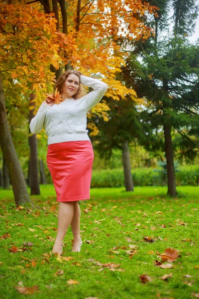 Beautiful Young Plussize Model Long Curly Hair Autumn Park — Stock Photo, Image